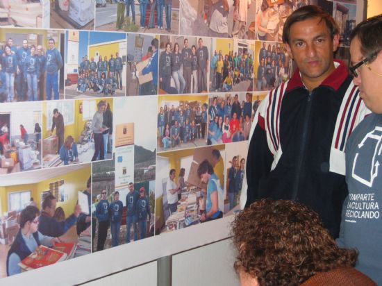 ALUMNOS DEL CENTRO OCUPACIONAL JOS MOY RECIBEN LOS DIPLOMAS POR PARTICIPAR EN LA ELABORACIN DEL PROYECTO LIBRO: COMPARTE LA CULTURA RECICLANDO QUE PRETENDE CONTRIBUIR AL DESARROLLO DE PASES TERCEROS A TRAVS DE LA REUTILIZACIN DE MATERIALES