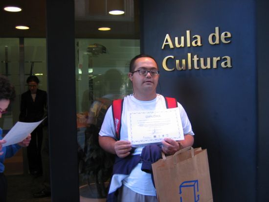 ALUMNOS DEL CENTRO OCUPACIONAL JOS MOY RECIBEN LOS DIPLOMAS POR PARTICIPAR EN LA ELABORACIN DEL PROYECTO LIBRO: COMPARTE LA CULTURA RECICLANDO QUE PRETENDE CONTRIBUIR AL DESARROLLO DE PASES TERCEROS A TRAVS DE LA REUTILIZACIN DE MATERIALES