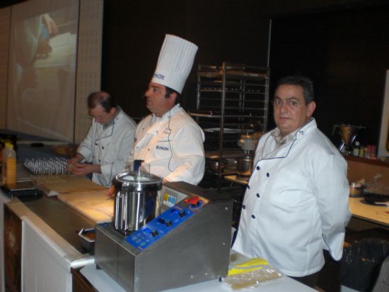 EL I ENCUENTRO DE ASOCIACIONES PROFESIONALES DE PASTELERA Y HOSTELERA, ORGANIZADO POR LA ASOCIACIN DE PASTELEROS ARTESANOS DE TOTANA EN COLABORACIN CON EL AYUNTAMIENTO, CONGREGA A MS DE MEDIO CENTENAR DE ESPECIALISTAS EN EL SECTOR DE LA REGIN