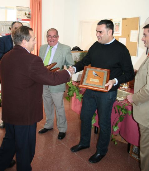 AUTORIDADES MUNICIPALES ENTREGAN LOS TROFEOS DEL "VII CONCURSO MONOGRÁFICO DE LIZARD", ORGANIZADO POR LA ASOCIACIÓN DEPORTIVA ORNITOLÓGICA SANTA EULALIA DE TOTANA (ADOSET),  EN EL CENTRO SOCIAL DEL BARRIO SAN FRANCISCO
