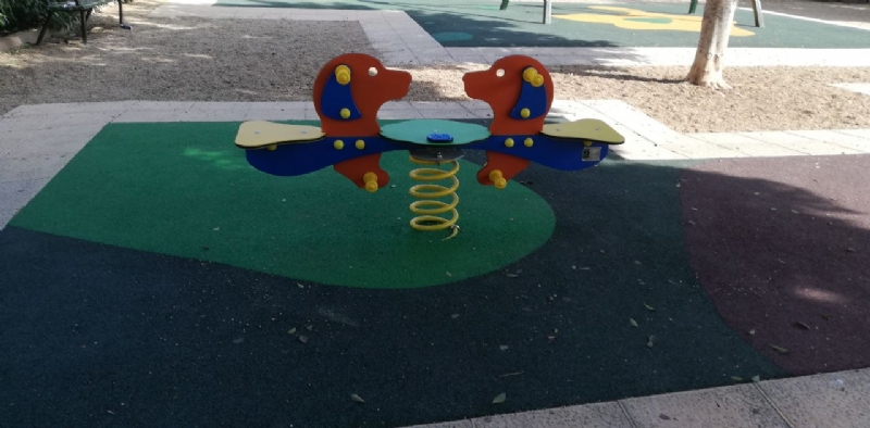 Abiertas las zonas recreativas infantiles de varios parques y jardines del casco urbano tras acometer una serie de reparaciones en el pavimiento y el mobiliario