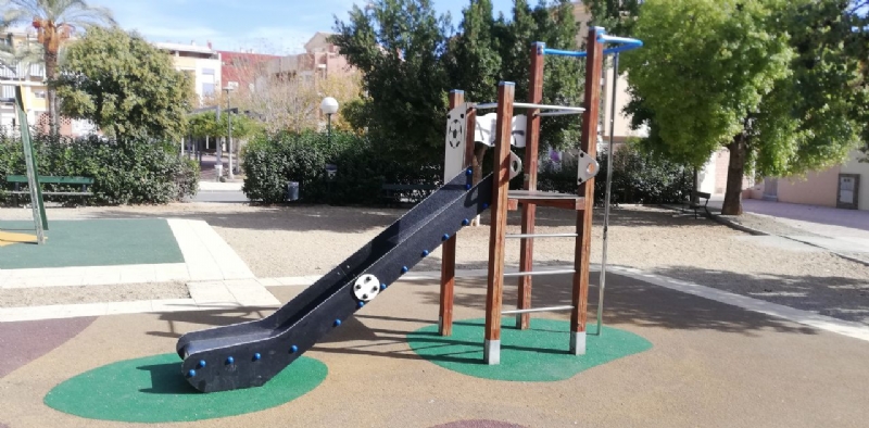 Abiertas las zonas recreativas infantiles de varios parques y jardines del casco urbano tras acometer una serie de reparaciones en el pavimiento y el mobiliario