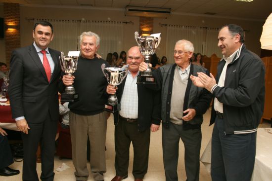 AUTORIDADES MUNICIPALES ENTREGAN LOS PREMIOS Y TROFEOS DEL XX CAMPEONATO DE TRUQUE Y DOMINÓ "CIUDAD DE TOTANA" EN LA CENA GALA MEMORIAL FRANCISCO ESPARZA "FRAYPA"
