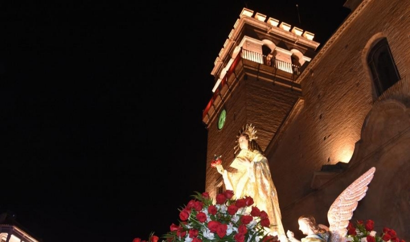 Trasladan la imagen de la Patrona desde la ermita de San Roque hasta la parroquia de Santiago, donde permanecer hasta el 7 de enero que regrese de nuevo en romera a su santuario