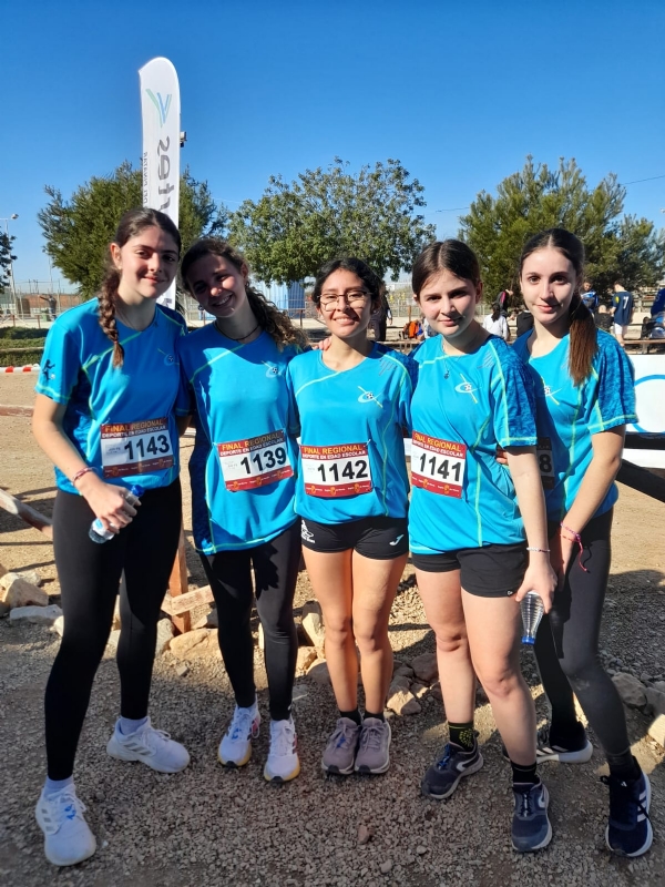 El equipo infantil femenino del IES Juan de la Cierva se alza con el tercer cajón del pódium en la Final Regional de Campo a Través de Deporte Escolar