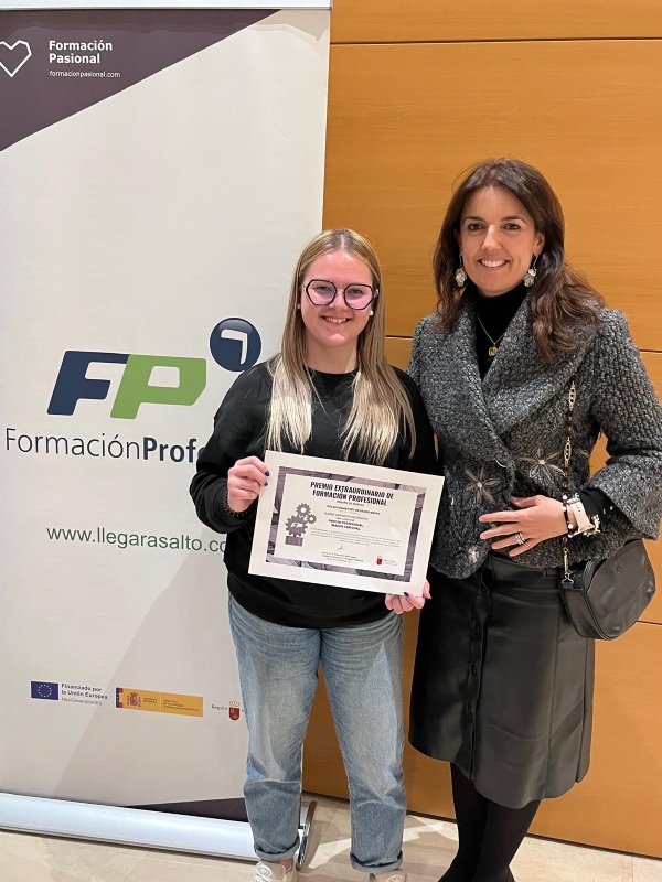 La Concejalía de Educación felicita a la alumna del IES Prado Mayor, Sandra Carrasco Maldonado, premiada por su excelencia en Formación Profesional que otorga la Comunidad Autónoma