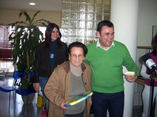 AUTORIDADES MUNICIPALES ASISTEN A LA DEGUSTACIN DE POSTRES Y DULCES TPICOS ELABORADOS POR LA ASOCIACIN DE AMAS Y AMOS DE CASA IGUAL-DA DE EL PARETN, QUE TUVO LUGAR EN EL CENTRO SOCIAL JUANA SERRANO CON MOTIVO DEL DA INTERNACIONAL DE LA MUJER