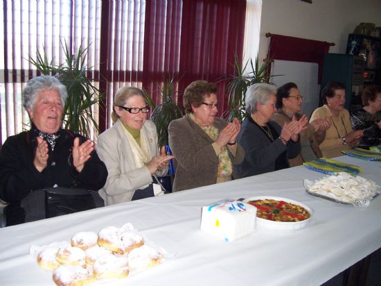 AUTORIDADES MUNICIPALES ASISTEN A LA DEGUSTACIN DE POSTRES Y DULCES TPICOS ELABORADOS POR LA ASOCIACIN DE AMAS Y AMOS DE CASA IGUAL-DA DE EL PARETN, QUE TUVO LUGAR EN EL CENTRO SOCIAL JUANA SERRANO CON MOTIVO DEL DA INTERNACIONAL DE LA MUJER