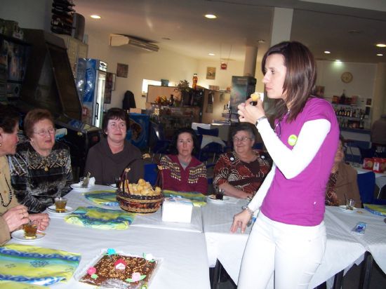 AUTORIDADES MUNICIPALES ASISTEN A LA DEGUSTACIN DE POSTRES Y DULCES TPICOS ELABORADOS POR LA ASOCIACIN DE AMAS Y AMOS DE CASA IGUAL-DA DE EL PARETN, QUE TUVO LUGAR EN EL CENTRO SOCIAL JUANA SERRANO CON MOTIVO DEL DA INTERNACIONAL DE LA MUJER