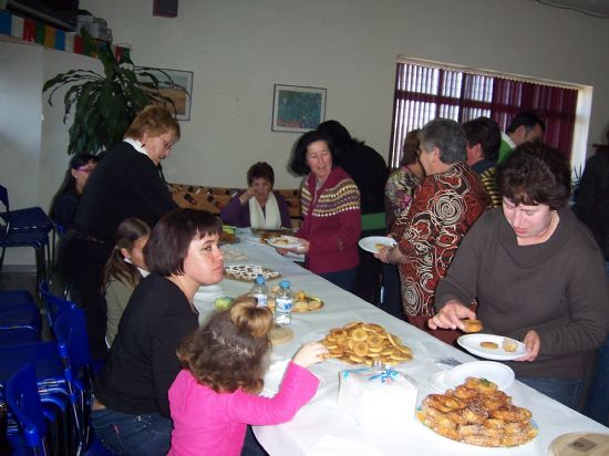 AUTORIDADES MUNICIPALES ASISTEN A LA DEGUSTACIN DE POSTRES Y DULCES TPICOS ELABORADOS POR LA ASOCIACIN DE AMAS Y AMOS DE CASA IGUAL-DA DE EL PARETN, QUE TUVO LUGAR EN EL CENTRO SOCIAL JUANA SERRANO CON MOTIVO DEL DA INTERNACIONAL DE LA MUJER