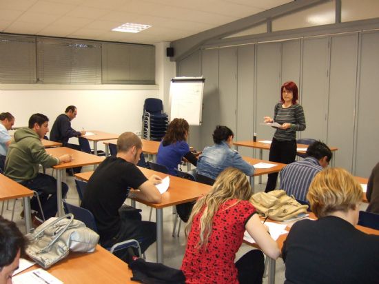 LA CONCEJAL DE FOMENTO Y EMPLEO INAUGURA EL CURSO DE DISEO GRFICO, DE 46 HORAS DE DURACIN, Y QUE CUENTA CON LA PARTICIPACIN DE UNA QUINCENA DE PERSONAS