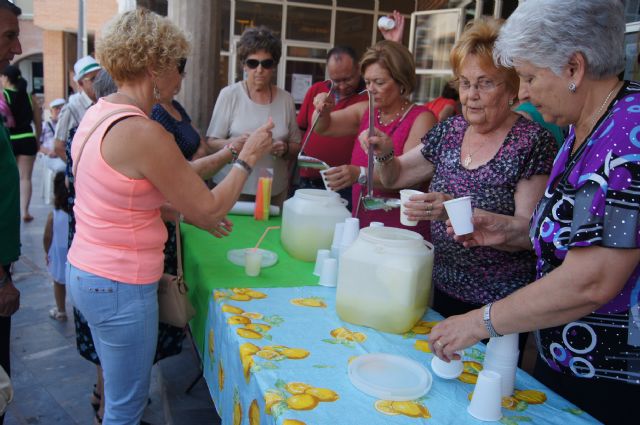 Con el reparto de agua-limón entre los socios comienza el programa de actividades de las Fiestas de Personas Mayores en el Centro de la Balsa Vieja
