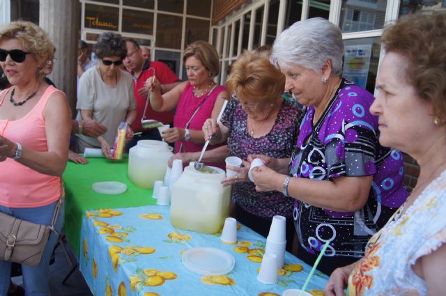 Con el reparto de agua-limn entre los socios comienza el programa de actividades de las Fiestas de Personas Mayores en el Centro de la Balsa Vieja