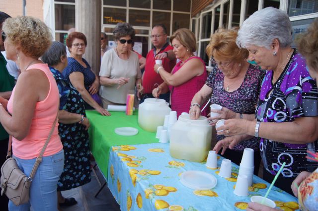 Con el reparto de agua-limn entre los socios comienza el programa de actividades de las Fiestas de Personas Mayores en el Centro de la Balsa Vieja