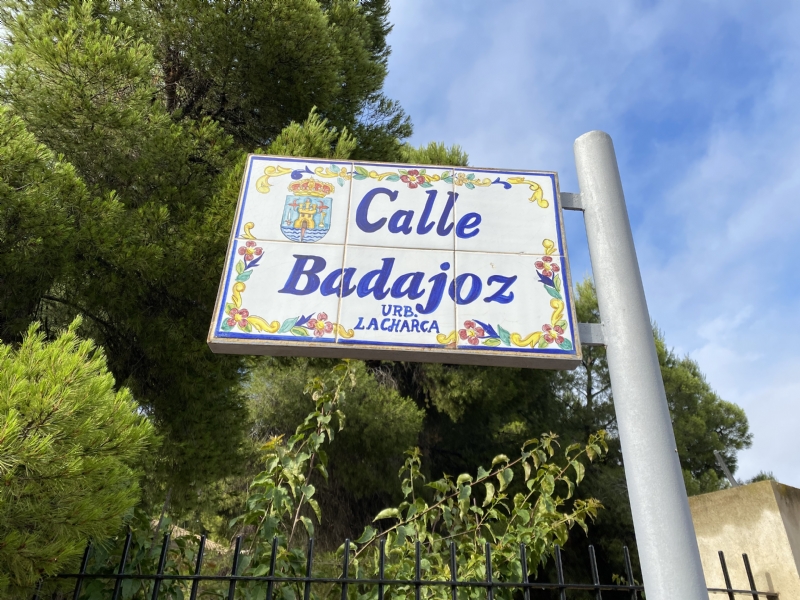 Se acuerda la urgente ejecucin de las obras de renovacin de la tubera principal de agua potable en la calle Badajoz de la urbanizacin La Charca