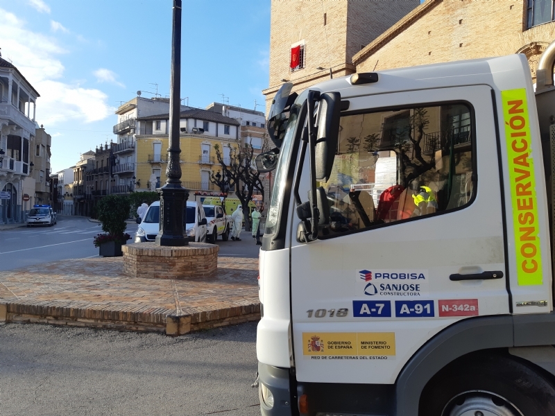 Una brigada de mantenimiento del Ministerio de Fomento realizar maana trabajos de desinfeccin en las zonas ms sensibles del casco urbano, El Paretn y Lbor
