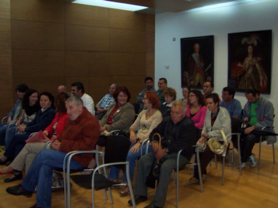 TOTANA SE SUMA A LA CONMEMORACIÓN DEL "DÍA MUNDIAL DE LA SALUD MENTAL" BAJO EL LEMA "CONVIRTIENDO LA SALUD MENTAL EN UNA PRIORIDAD GLOBAL" A TRAVÉS DE LA LECTURA DE UN MANIFIESTO Y ANTE LA PRESENCIA DE AUTORIDADES MUNICIPALES