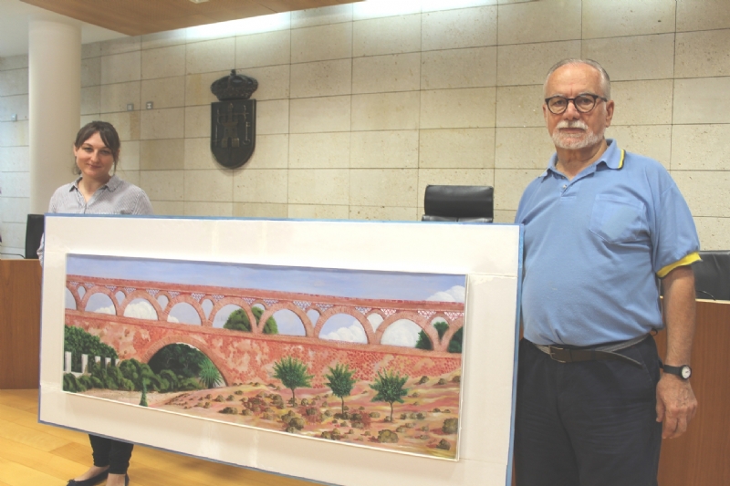 El polifactico artista Alfonso Gallego dona una pintura al Ayuntamiento de Totana en agradecimiento a la exposicin Un paseo por las faldas de Sierra Espua. Canciones, pinturas y poemas