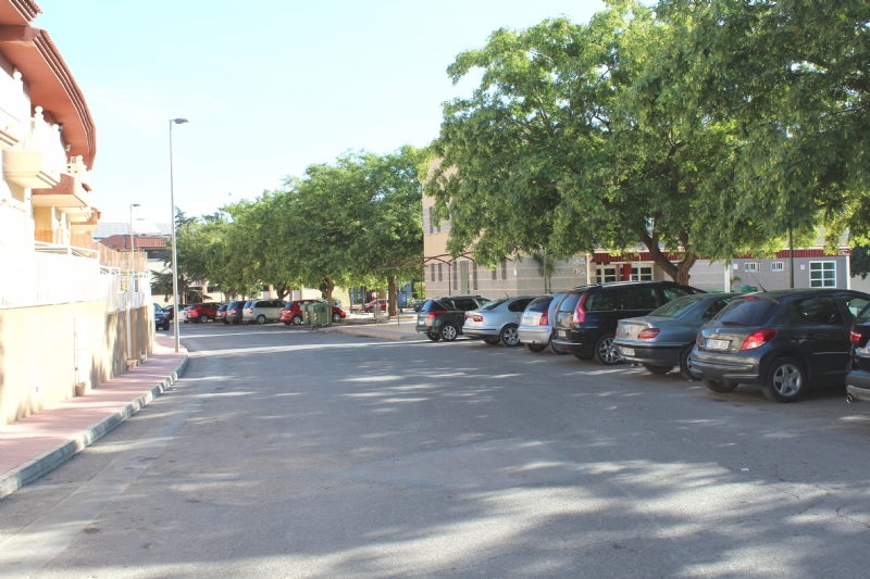 Se habilitarn 20 nuevos espacios para el aparcamiento de motocicletas y ciclomotores; y se regula el estacionamiento en batera de turismos en la calle Calasparra