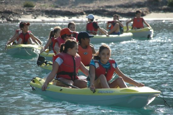 UN TOTAL DE 35 ALUMNOS DEL COLEGIO "REINA SOFÍA" DE TOTANA PARTICIPAN EN EL PROGRAMA DE ACTIVIDADES DEPORTIVAS Y RECREATIVAS EN CONTACTO CON EL MAR, QUE TUVO LUGAR EN EL PUERTO DEPORTIVO DE ÁGUILAS