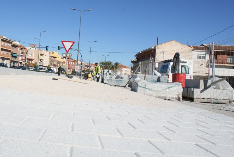 Vdeo. La Concejala de Infraestructuras pretende cumplimentar las obras de pavimentacin de aceras y parterres de la avenida Juan Carlos I en el marco del programa Consejos Comarcales