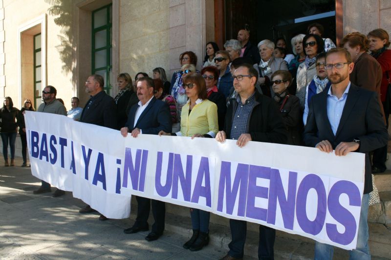 Vdeo. Se guarda un minuto de silencio como seal de condena por el ltimo caso de violencia machista en Elda (Alicante), el cuadragsimo cuarto en lo que va de ao en Espaa