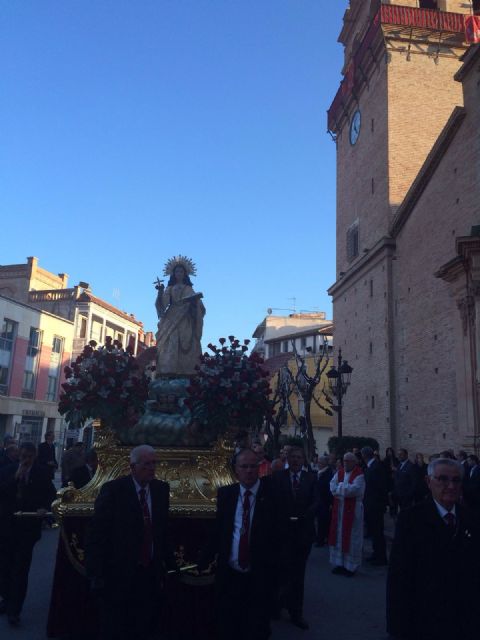 Numerosas personas acompaan la imagen de Santa Eulalia de Mrida, Patrona de Totana, el da de la festividad local durante la procesin celebrada con motivo de su onomstica