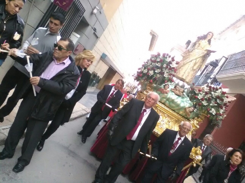 Numerosas personas acompaan la imagen de Santa Eulalia de Mrida, patrona de Totana, durante la procesin celebrada con motivo de su onomstica
