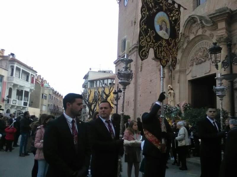 Numerosas personas acompaan la imagen de Santa Eulalia de Mrida, patrona de Totana, durante la procesin celebrada con motivo de su onomstica
