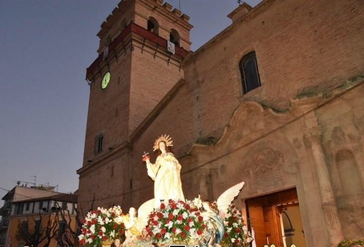 Trasladan la imagen de la Patrona Santa Eulalia de Mrida desde la ermita de San Roque hasta la parroquia de Santiago, donde permanecer hasta el 7 de enero que regrese en romera a su santuario 