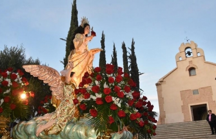 Trasladan la imagen de la Patrona desde la ermita de San Roque hasta la parroquia de Santiago, donde permanecer hasta el 7 de enero que regrese de nuevo en romera a su santuario