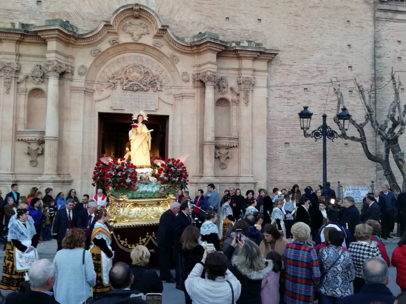 Numerosos feligreses acompaan a la imagen de Santa Eulalia de Mrida, Patrona de Totana, en la solemne procesin celebrada por las calles de la ciudad con motivo de su festividad