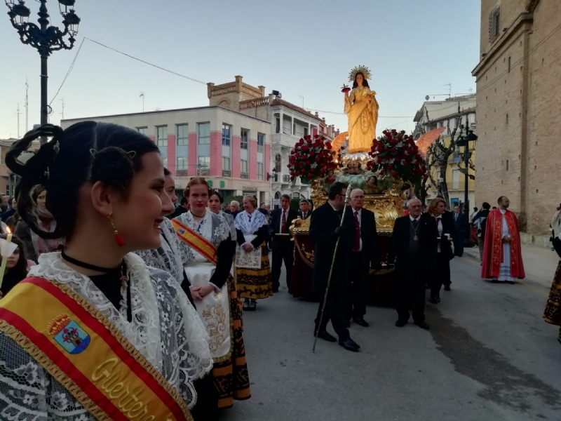 Numerosos feligreses acompaan a la imagen de Santa Eulalia de Mrida, Patrona de Totana, en la solemne procesin celebrada por las calles de la ciudad con motivo de su festividad