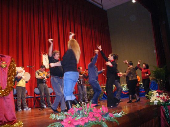 LA CONCEJALA DE CULTURA Y ABETO ENTREGAN LOS PREMIOS DEL XIV CONCURSO DE BELENES EN EL CENTRO SOCIOCULTURAL 