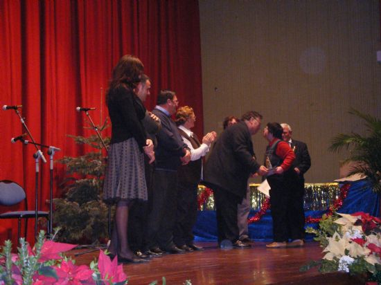 LA CONCEJALA DE CULTURA Y ABETO ENTREGAN LOS PREMIOS DEL XIV CONCURSO DE BELENES EN EL CENTRO SOCIOCULTURAL 
