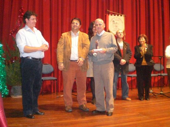 LA CONCEJALA DE CULTURA Y ABETO ENTREGAN LOS PREMIOS DEL XV CONCURSO DE BELENES EN EL CENTRO SOCIOCULTURAL 