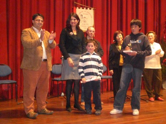 LA CONCEJALA DE CULTURA Y ABETO ENTREGAN LOS PREMIOS DEL XV CONCURSO DE BELENES EN EL CENTRO SOCIOCULTURAL 