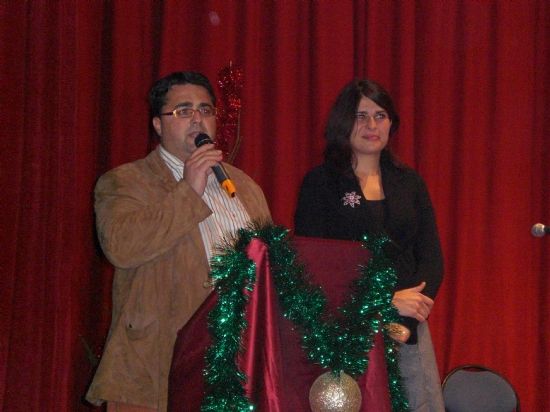 LA CONCEJALA DE CULTURA Y ABETO ENTREGAN LOS PREMIOS DEL XV CONCURSO DE BELENES EN EL CENTRO SOCIOCULTURAL 