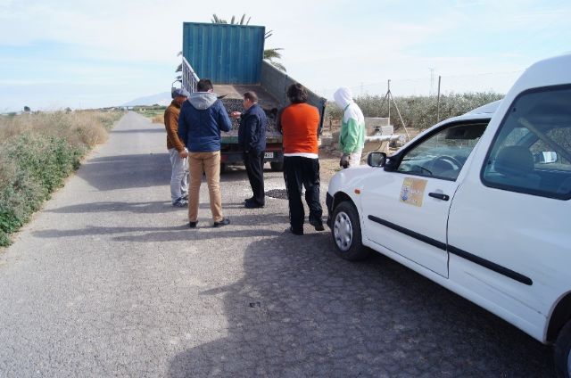 La Concejala de Caminos realiza trabajos de parcheo en ms de una treintena de caminos rurales de la red viaria del municipio, con un presupuesto de 36.000 euros