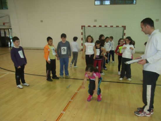 96 ESCOLARES PARTICIPARON EN LA FASE LOCAL DE JUGANDO AL ATLETISMO BENJAMÍN DE DEPORTE ESCOLAR, ORGANIZADA POR LA CONCEJALÍA DE DEPORTES, EN EL PABELLÓN DE DEPORTES 