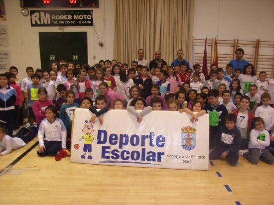 96 ESCOLARES PARTICIPARON EN LA FASE LOCAL DE JUGANDO AL ATLETISMO BENJAMÍN DE DEPORTE ESCOLAR, ORGANIZADA POR LA CONCEJALÍA DE DEPORTES, EN EL PABELLÓN DE DEPORTES 