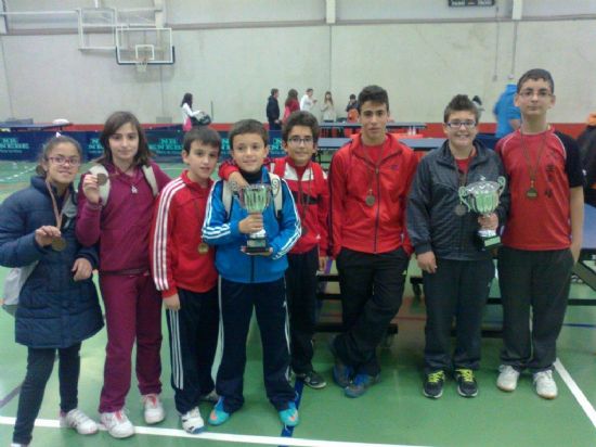 EL EQUIPO CADETE MASCULINO DEL IES JUAN DE LA CIERVA, SUBCAMPEÓN EN LA FINAL REGIONAL DE TENIS DE MESA DE DEPORTE ESCOLAR, CELEBRADA EN LORCA; Y EL EQUIPO ALEVIN DEL COLEGIO LA MILAGROSA TAMBIÉN SUBIÓ AL PÓDIUM CON UN TERCER PUESTO