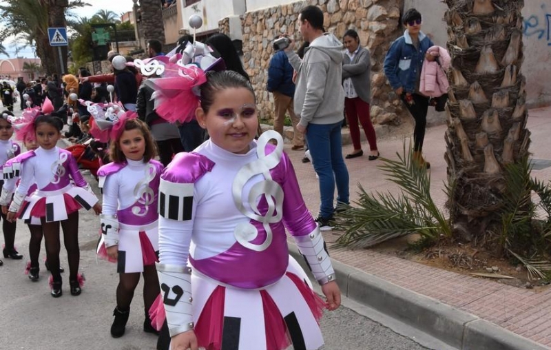 Se aprueba suscribir un convenio con la Federacin de Peas del Carnaval para organizar los desfiles en El Paretn (23 febrero) y el Carnaval infantil (3 marzo)