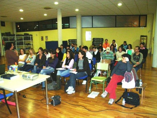 UN TOTAL DE 40 PERSONAS PROCEDENTES DE TODA LA REGIN DE MURCIA PARTICIPARON EN EL SEMINARIO DE ACTIVIDADES ACUTICAS PARA BEBS Y EMBARAZADAS, ORGANIZADO POR LA CONCEJALA DE DEPORTES