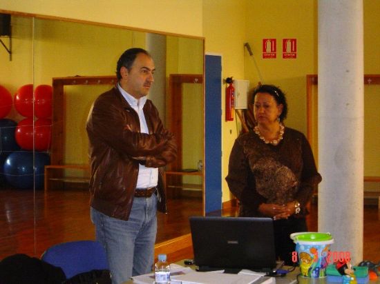 UN TOTAL DE 40 PERSONAS PROCEDENTES DE TODA LA REGIN DE MURCIA PARTICIPARON EN EL SEMINARIO DE ACTIVIDADES ACUTICAS PARA BEBS Y EMBARAZADAS, ORGANIZADO POR LA CONCEJALA DE DEPORTES