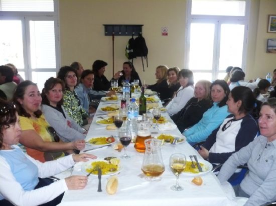 LA CONCEJALA DE DEPORTES ORGANIZ UNA RUTA DE SENDERISMO POR LAS PLAYAS VRGENES DEL PUERTO DE MAZARRN, QUE CONT CON LA PARTICIPACIN DE 33 SENDERISTAS