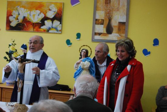 LA ASOCIACIÓN DE AMAS DE CASA DE "LAS TRES AVEMARÍAS" ORGANIZA UNA MISA EN HONOR A LAS PERSONAS MAYORES EN LA RESIDENCIA "LA PURÍSIMA" DE LA LOCALIDAD, CON MOTIVO DEL DÍA INTERNACIONAL DE LA MUJER