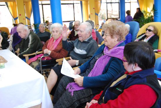 LA ASOCIACIÓN DE AMAS DE CASA DE "LAS TRES AVEMARÍAS" ORGANIZA UNA MISA EN HONOR A LAS PERSONAS MAYORES EN LA RESIDENCIA "LA PURÍSIMA" DE LA LOCALIDAD, CON MOTIVO DEL DÍA INTERNACIONAL DE LA MUJER