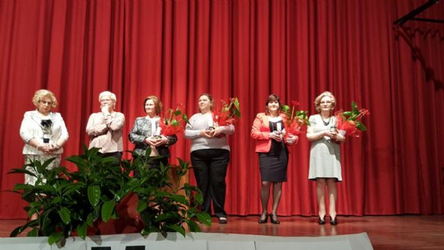 Totana rinde homenaje a cuatro mujeres que han destacado por su trayectoria personal y profesional durante el acto institucional promovido con motivo del Da Internacional de la Mujer Trabajadora