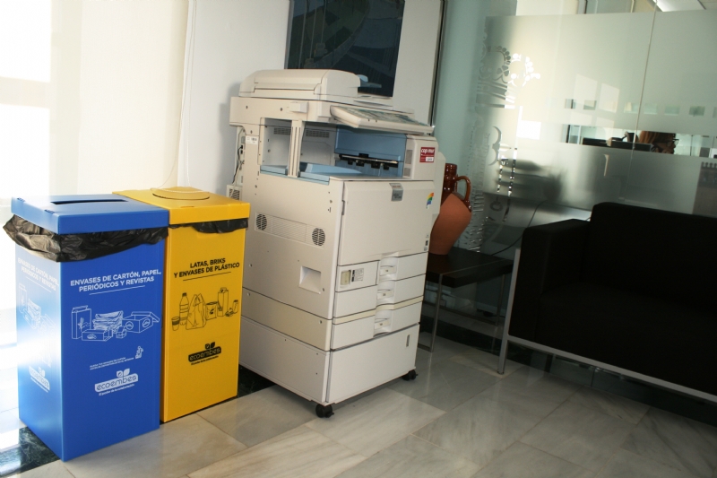 La Concejala de Medio Ambiente y RSU implanta la recogida selectiva de residuos de envases ligeros, papel y cartn en las dependencias municipales